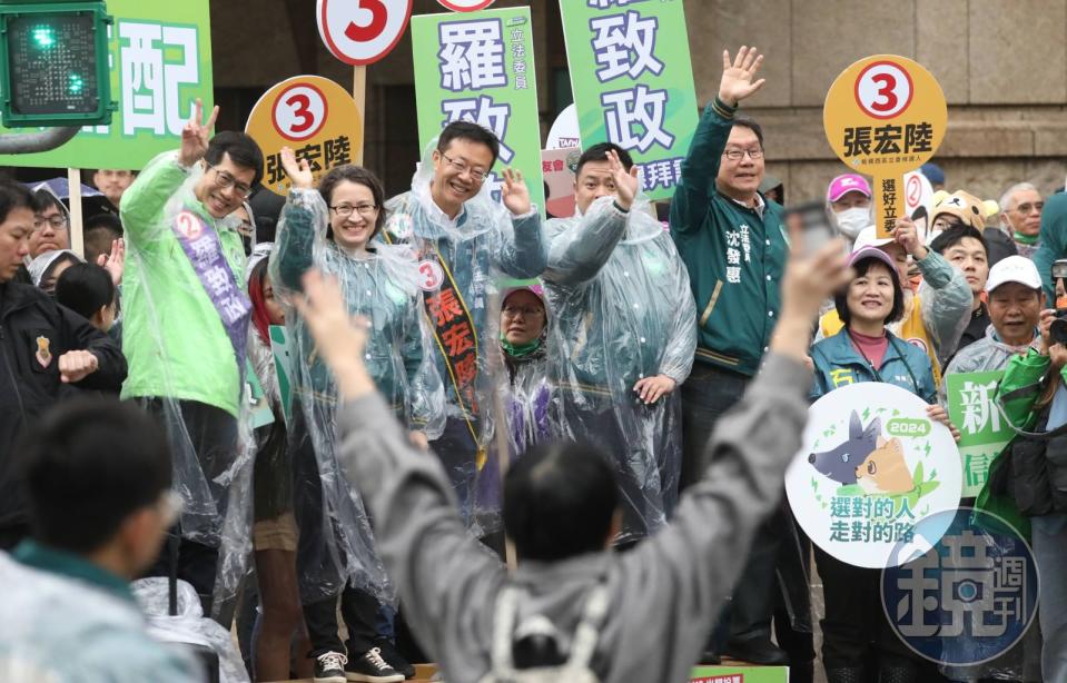 蕭美琴今早與張宏陸、羅致政、洪申翰、沈發惠等人在板橋路口向往來民眾問好。