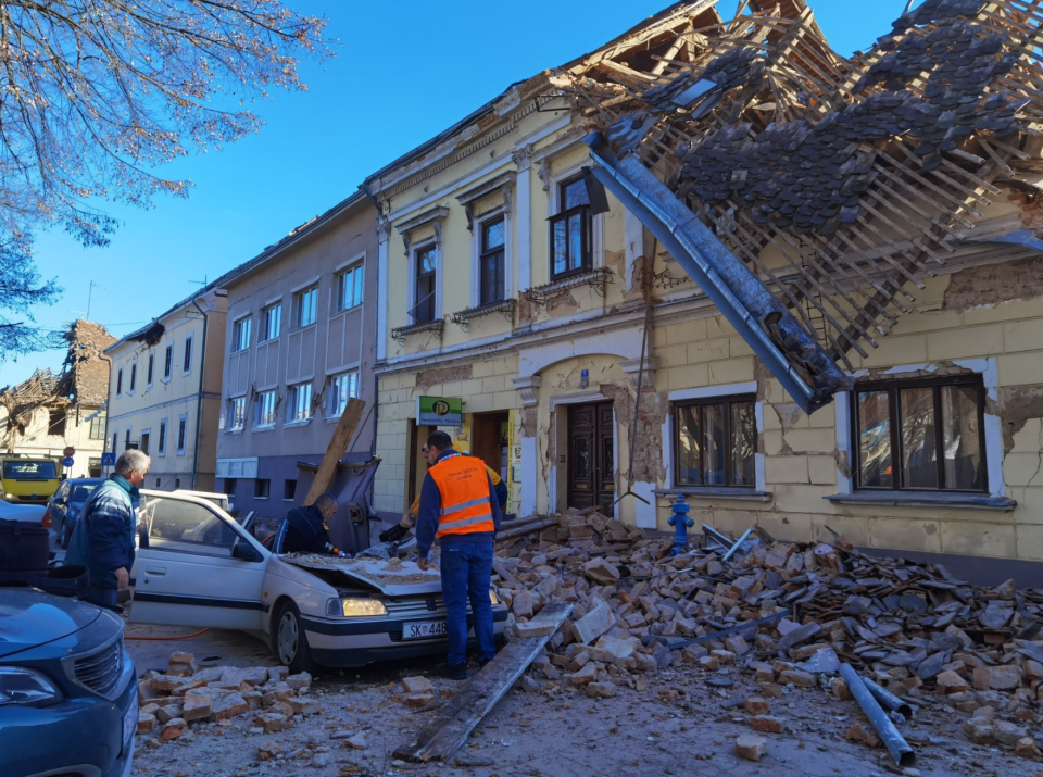 Dopo il sisma di lunedì 28 dicembre, alle 12.20 del 29 dicembre è stata registrata una scossa di magnitudo 6.4: l'epicentro si trova a 44 chilometri a Sud-Est di Zagabria. I media locali parlano di "danni ingenti" nella città di Petrinja e di "terremoto più violento in assoluto" mai registrato in Croazia. (fonte foto: Twitter)