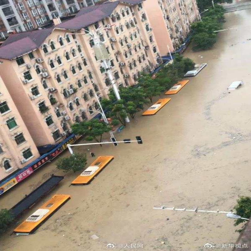 ▲湖北恩施近日暴雨不斷，清江江水一度倒灌進城區內。非文中所提之堰塞湖。（圖／翻攝自人民日報）