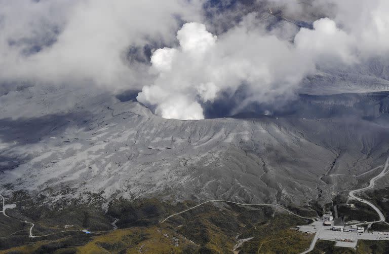El humo se eleva del cráter del Monte Aso, tras la repentina erupción