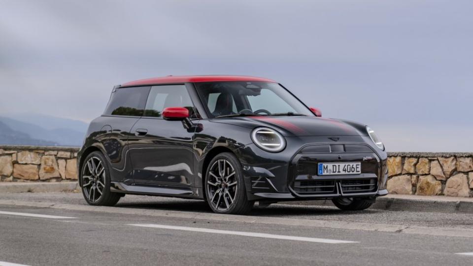 辣椒紅色後視鏡與對比色車頂皆為Mini Cooper SE JCW Trim的專屬元素。(圖片來源/ Mini)