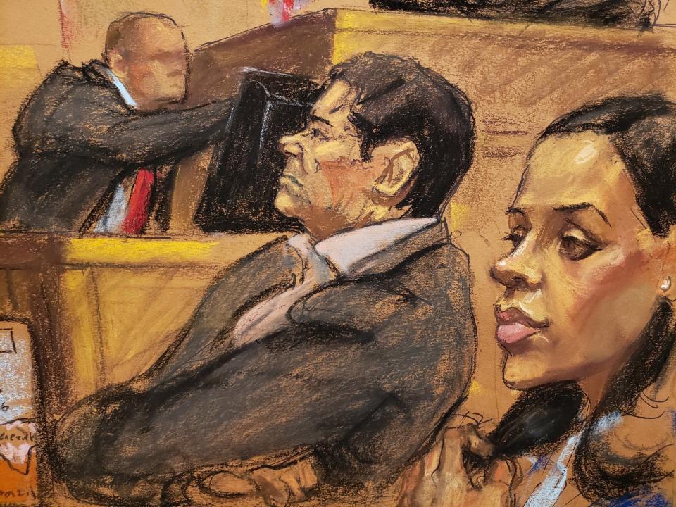 Reproducción fotográfica de un dibujo realizado por la artista Jane Rosenberg donde aparece Emma Coronel (d) mientras sigue el juicio de su esposo, el narcotraficante mexicano Joaquín “El Chapo” Guzmán (c), hoy, lunes 26 de noviembre de 2018, durante una audiencia en el tribunal del Distrito Sur en Brooklyn, Nueva York (EE.UU.). EFE/Jane Rosenberg