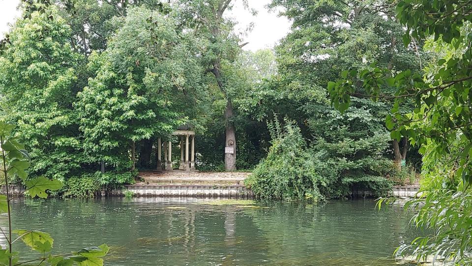 The island has a built-in mooring and a pergola (Savills)