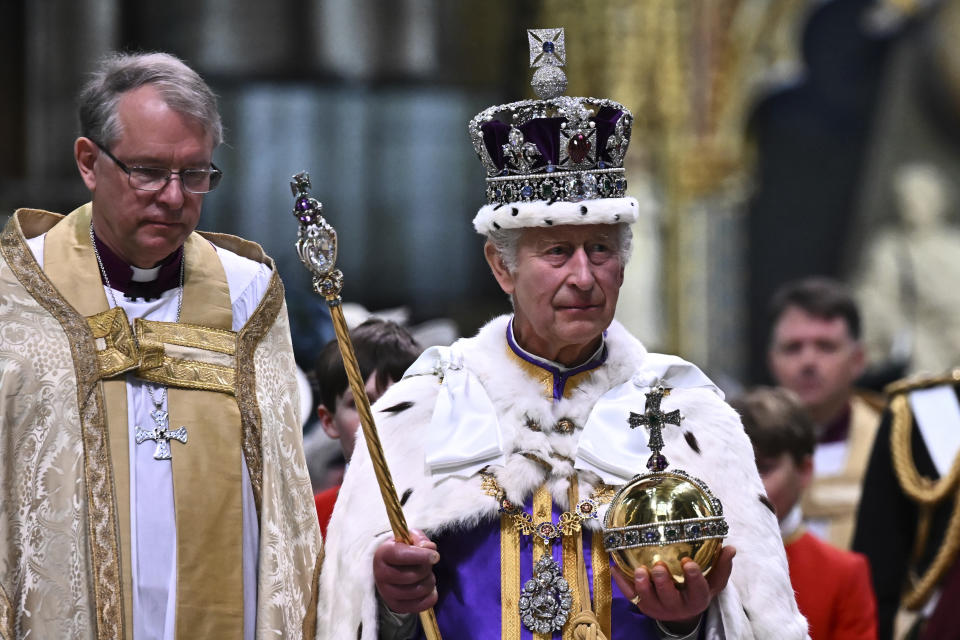 El Rey Carlos III de Gran Bretaña con la Corona Imperial del Estado y el Orbe y el Cetro del Soberano sale de la Abadía de Westminster después de su coronación en el centro de Londres el sábado 6 de mayo de 2023. La coronación es la primera en Gran Bretaña en 70 años, y solo la segunda en historia en ser televisada. Carlos es el 40to monarca en ser coronado en la iglesia del centro de Londres desde el rey Guillermo I en 1066. (Ben Stansall/POOL photo vía AP)