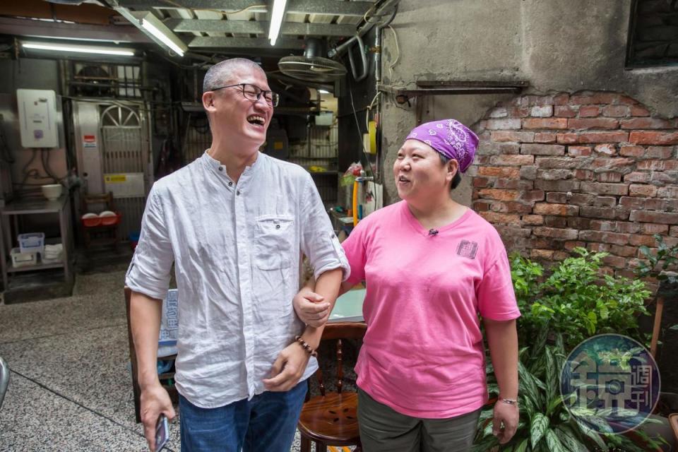 周泰龍（左）與太太（右）交往半年就閃婚，他說婚姻保鮮的祕訣就是每天說我愛你，不吝嗇表達愛意。