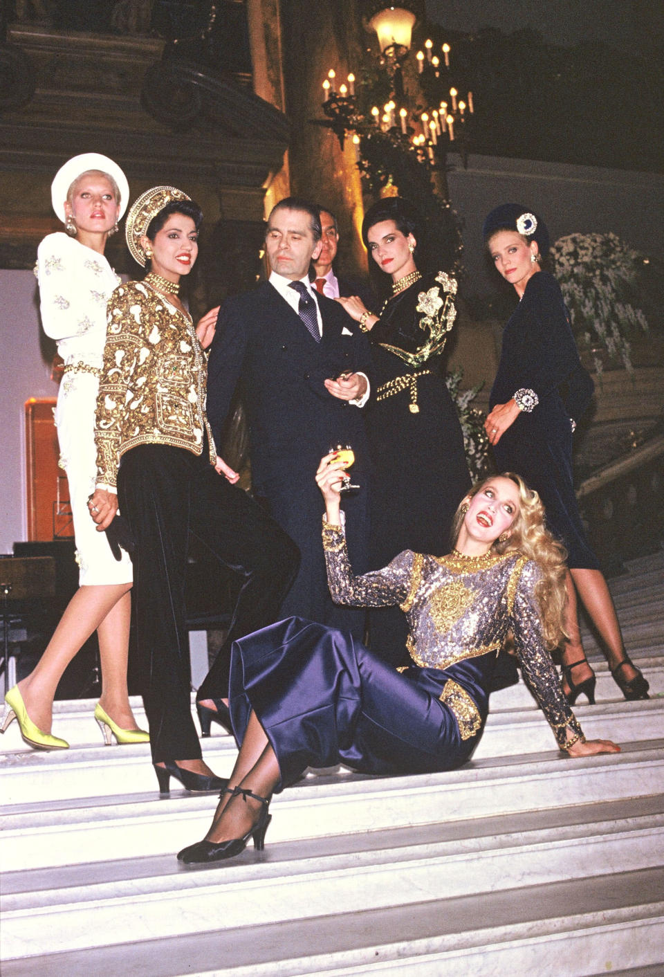 <p>Karl Lagerfeld pictured with supermodels after the 1985/1986 autumn/winter Chanel show in Paris. <em>[Photo: Getty]</em> </p>