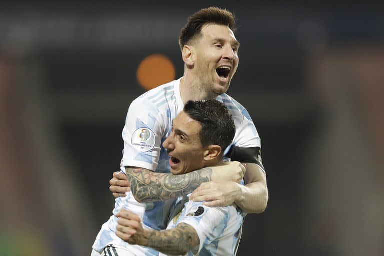 Messi y Di María, exultantes después del golazo del capitán.