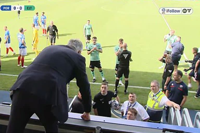 Un hincha debió saltar a la cancha a actuar de juez de línea en un partido entre Portsmouth y Cheltenham, de la tercera división inglesa