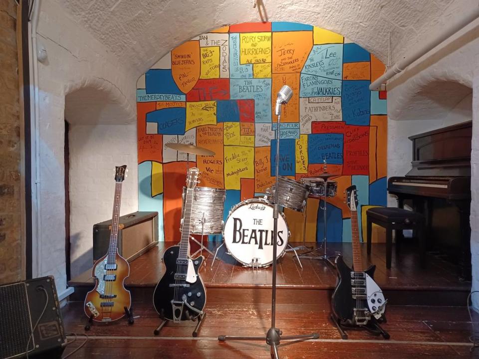 Viaje inmersivo a través de las vidas, la época y la música de The Beatles. Descubra la historia de los Fab Four a través de recreaciones de lugares clave y momentos de la carrera de la banda en la exposición permanente más grande dedicada exclusivamente a la banda.