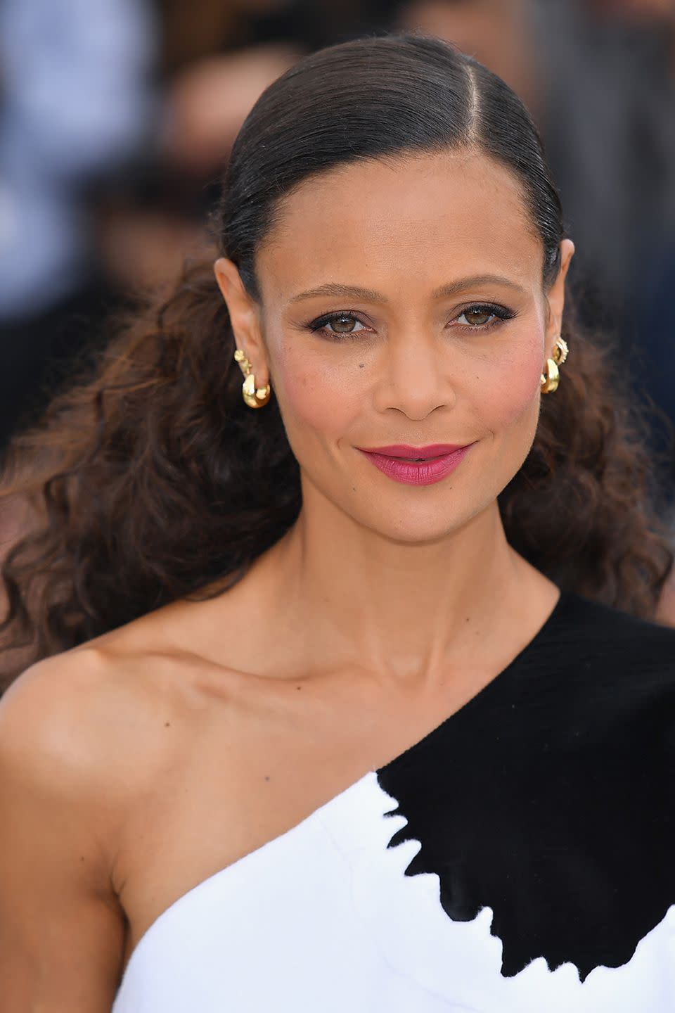 <p>Thandie Newton's two-texture hair–styled straight and sleek at the roots and with big, bouncy curls at the ends–looked stunning, while her pink lips purposefully popped against a monochrome outfit. </p>