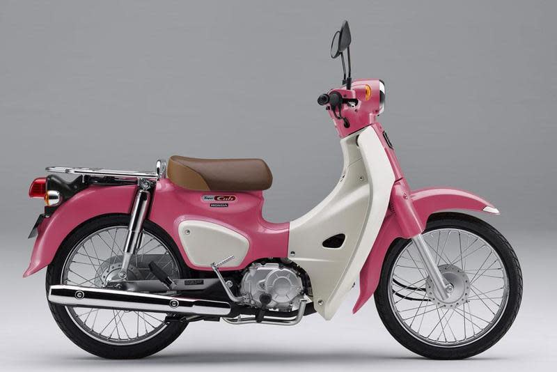 HONDA打造出《天氣之子》粉色塗裝的Super Cub 110特仕版，開放限量訂購。（翻攝自AutoCar Japan）