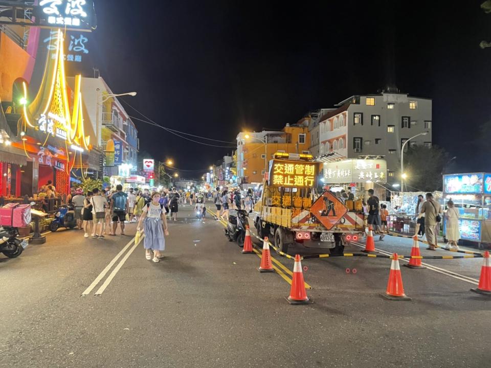 警方也實施車流管制，將大街規劃成只有人可行走。（圖／東森新聞）