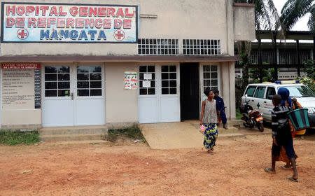 Residents arrive at the Wangata Reference Hospital in Mbandaka, Democratic Republic of Congo May 20, 2018. REUTERS/Kenny Katombe