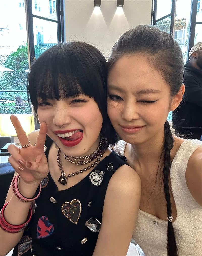 Jennie與小松菜奈親密貼臉合照，讓網直呼「GD前女友們合體了！」。（圖／翻攝自JennieIG）