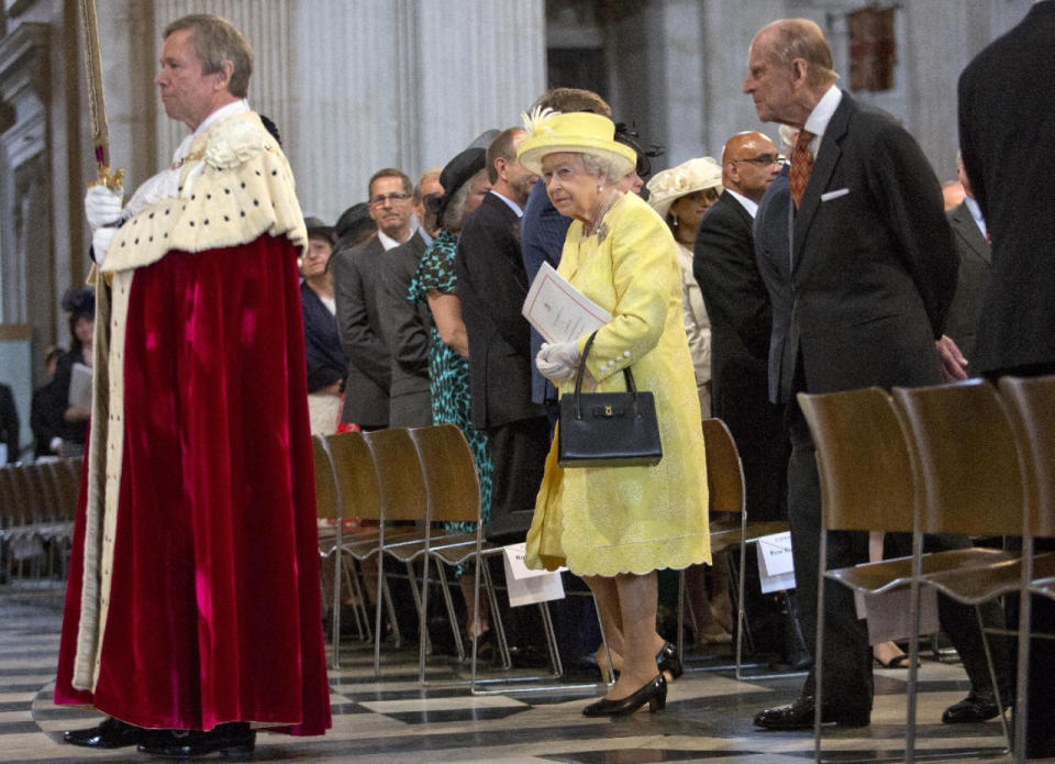 Es gilt als hofinternes SOS-Signal, wenn die Queen ihre Tasche links von sich auf den Fußboden stellt. Dann möchte die Monarchin aus einer unangenehmen Situation oder von einem langweiligen Gegenüber erlöst werden.(Bild-Copyright: Jenny Goodall/Associated Press)