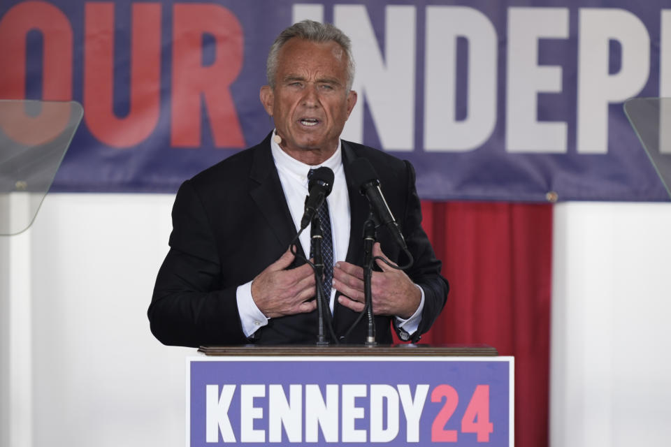 El candidato presidencial independiente estadounidense Robert F. Kennedy Jr. en un evento de campaña en Filadelfia el 23 de octubre de 2023. (Foto AP/Matt Rourke)