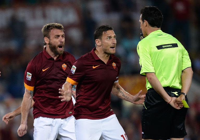 Roma's Daniele De Rossi, pictured (L) talking to the referee with Francesco Totti, has been known for losing his composure, but the Italy international has promised that would not be the case on Monday against Lazio