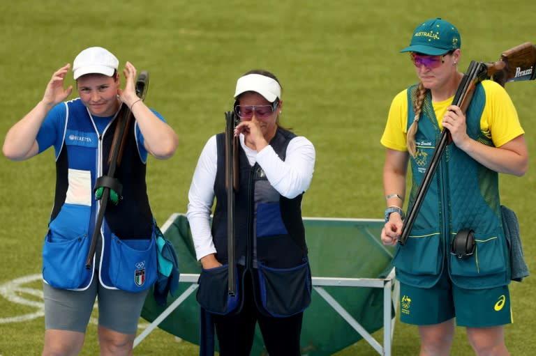 La guatemalteca Adriana Ruano (centro) se emociona tras conseguir el oro en foso olímpico en el tiro de los Juegos Olímpicos. En Châteauroux (Francia), el 30 de julio de 2024 (Alain JOCARD)