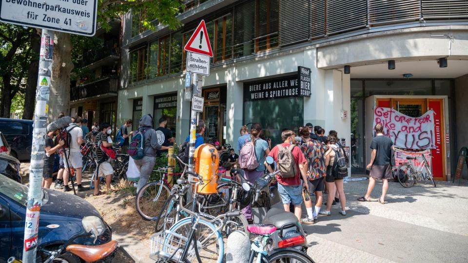 Vor einer Zentrale des Lieferdienstes Gorillas streiken Mitarbeiter im Juni für bessere Arbeitsbedingungen.