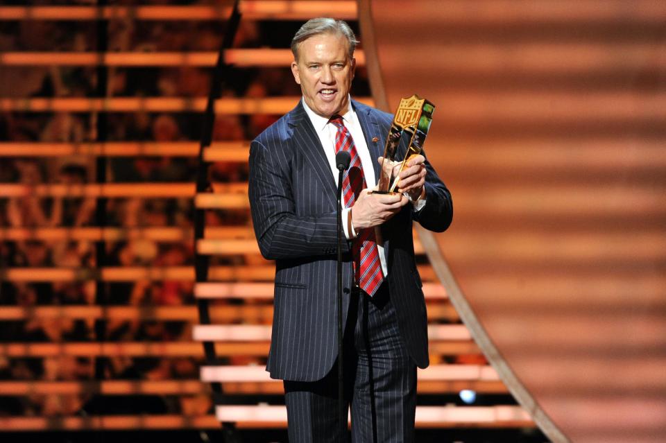 El ex quarterback de la NFL John Elway, recibe un trofeo a nombre de Peyton Manning, nombrado el jugador ofensivo del año, el sábado 1 de febrero de 2014 (AP Foto by Evan Agostini/Invision for NFL/AP Images)