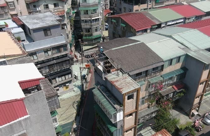 《圖說》中和和平街違建案為頂樓加蓋違建作出租套房使用，拆除前畫面。〈工務局提供〉