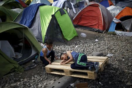 Children play at a makeshift camp for migrants and refugees at the Greek-Macedonian border near the village of Idomeni, Greece, April 1, 2016. REUTERS/Marko Djurica