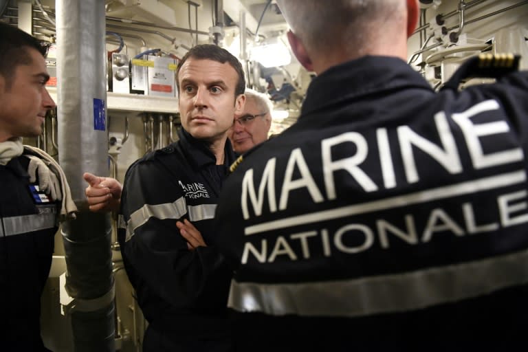 Emmanuel Macron en compagnie du capitaine de vaisseau Jérôme Halle commandant du SNLE "Le Terrible", lors d'une visite à la salle des missiles du submersible, en mer le 5 octobre 2017 (Fred TANNEAU)