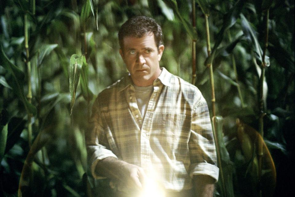 Pater Graham Hess (Mel Gibson) hat sein Priesteramt aufgegeben und sich auf seine abgelegene Farm zurückgezogen. Sein Glaube an Gott wurde durch den Tod seiner Frau erschüttert. Alles, was ihm bleibt, ist die Liebe zu seinen Kindern. Eines Morgens macht er eine beklemmende Entdeckung in einem seiner Maisfelder: einen 200 Meter großen Kornkreis. Woher kommt das unheilvolle Zeichen? (Bild: Disney)