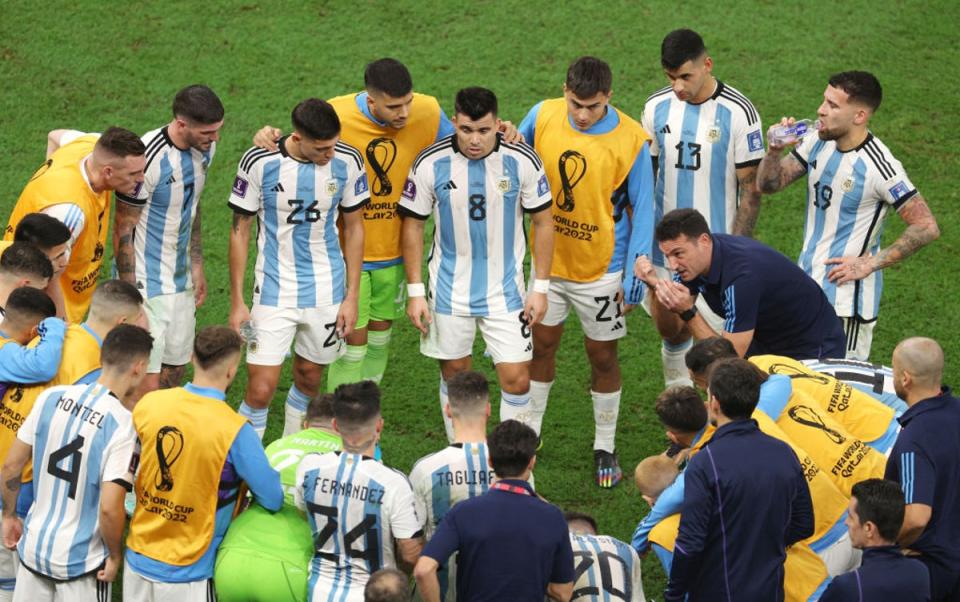 Scaloni speaks to his players before extra time (Getty Images)