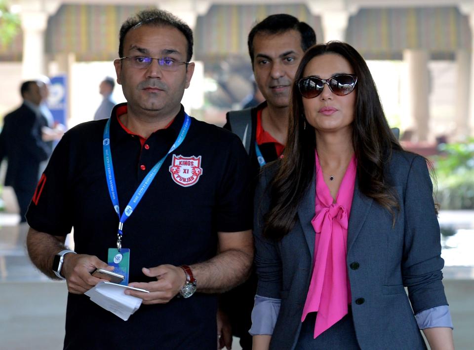 Bollywood actor and owner of Kings XI Punjab Team, Preity Zinta (R) and team mentor, Virendra Sehwag arrive for the 2nd day of IPL 2018 Player Auction in Bangalore on January 28, 2018. / AFP PHOTO / MANJUNATH KIRAN        (Photo credit should read MANJUNATH KIRAN/AFP via Getty Images)