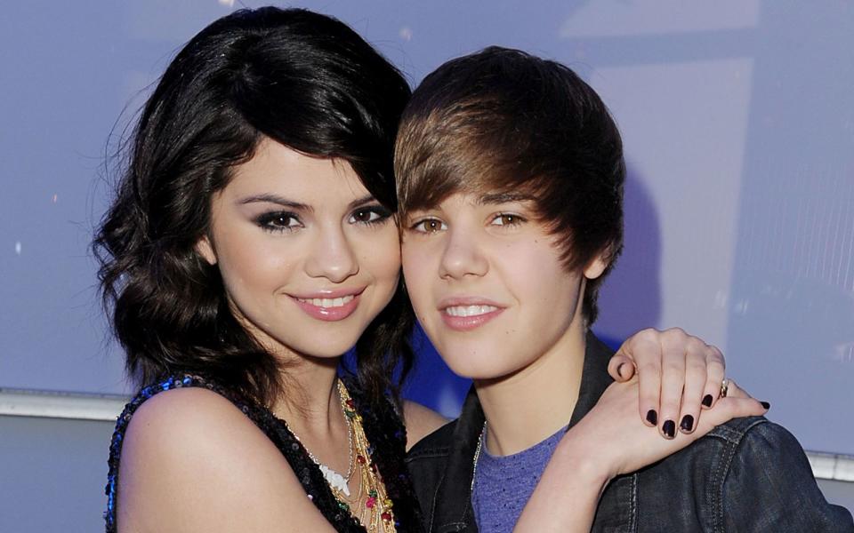 Ihre On-off-Beziehung beschäftigte nicht nur Teenie-Magazine: Selena Gomez und Justin Bieber galten lange Zeit als absolutes Traumpaar. Sie war nicht nur gut zwei Jahre älter, sondern damals auch noch ein wenig bekannter: Mit der Disney-Serie "Die Zauberer vom Waverly Place" hatte sie 2007 ihren Durchbruch gefeiert und gemeinsam mit ihrer Band The Scene auch den Titelsong geliefert. (Bild: Kevin Winter/DCNYRE2010/Getty Images for DCP)