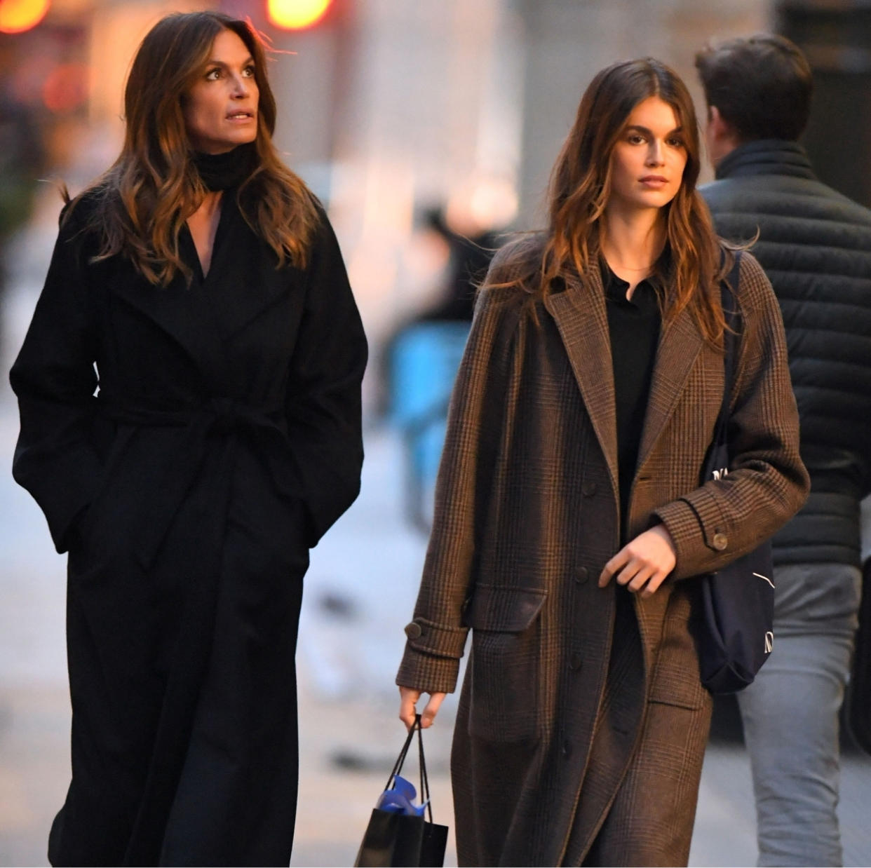  Kaia Gerber and Cindy Crawford in coordinating outfits. 