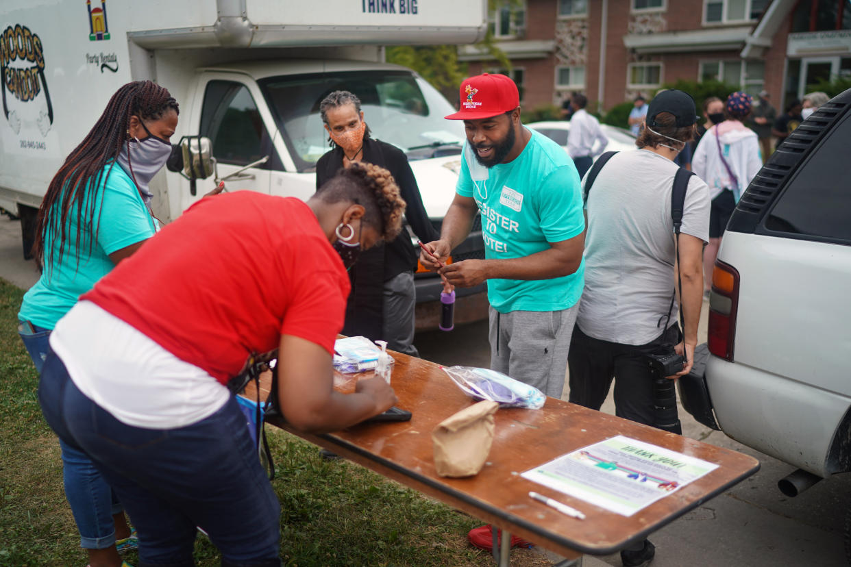 Corey Prince, el director de Wisconsin de Outreach Team, ayuda a la gente a registrarse para votar el martes 1.º de septiembre de 2020, en una reunión de la comunidad cerca de donde Jacob Blake fue baleado en Kenosha, Wisconsin. (Chang W. Lee/The New York Times)