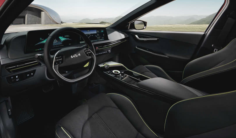 Kia EV6 GT內裝配有GT專屬紋路與銘版。（圖／Kia提供）