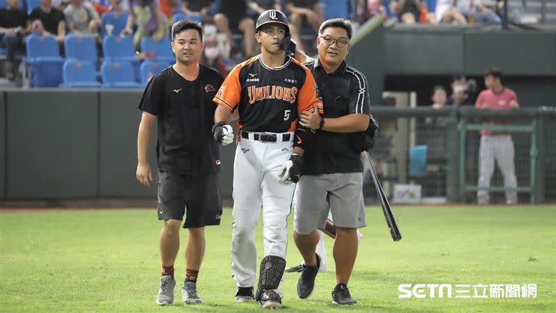 統一獅三壘手郭阜林遭黃子鵬觸身球。（圖／記者劉彥池攝影）