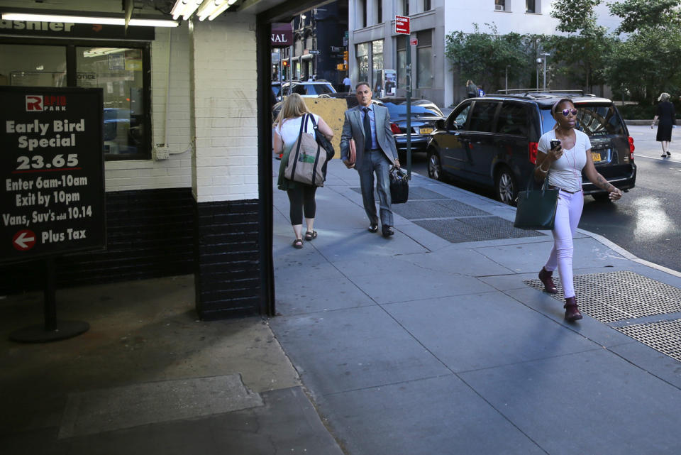 <p>Transeúntes caminan cerca de un estacionamiento en la calle Beekman en la parte baja de Manhattan el 23 de agosto de 2016. (Gordon Donovan/Yahoo News)</p>