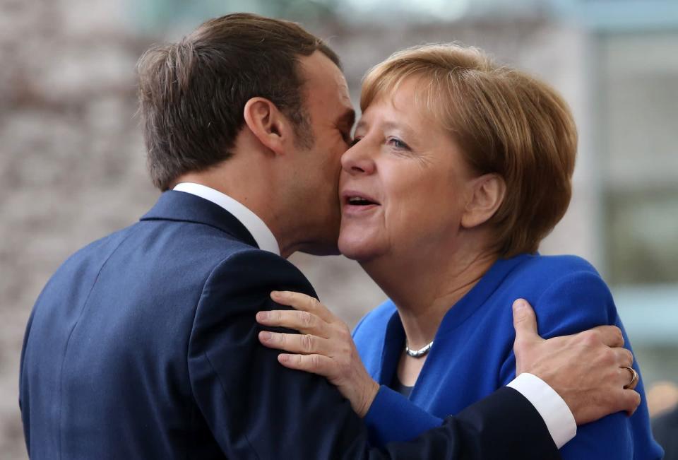 In Europa, vor allem im Süden, wird sich oft Wange an Wange begrüßt, während man dabei Küsschen in die Luft schmatzt. Immer wieder wurde Altkanzlerin Angela Merkel abgelichtet, wenn sie ganz offiziell mit dem französischen Staatspräsidenten Emmanuel Macron die sogenannten "bises" austauschte (hier zum Jahresbeginn 2020). (Bild: 2020 Getty Images/Adam Berry)