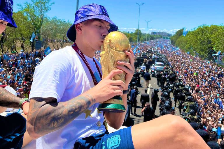 Lisandro Martínez con el piluso y la Copa del Mundo