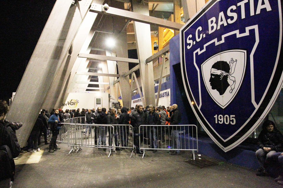 <p>Le 16 avril 2017, le SC Bastia affronte l’OL en championnat. Certains “supporters” assoiffés de vengeance, ayant en mémoire le match aller électrique, pénètrent sur la pelouse lors de l’échauffement et s’en prennent aux joueurs lyonnais. A la mi-temps, les heurts reprennent. La Commission de discipline de la LFP inflige une défaite sur tapis vert aux Bastiais. Derniers du championnat, les Corses sont relégués sportivement en Domino’s Ligue 2. Mais leur calvaire ne fait que commencer. Le 22 juin, la DNCG prononce la rétrogradation administrative de Bastia en National 1, pour raisons financières, et finit par perdre son statut professionnel. Finalement, c’est en National 3 que le club évolue cette saison. Faute de repreneurs, son budget n’est pas validé par la DNCG et le SCB dépose le bilan. La route sera longue pour retrouver l’élite du football français… (<em>Photo AFP</em>) </p>