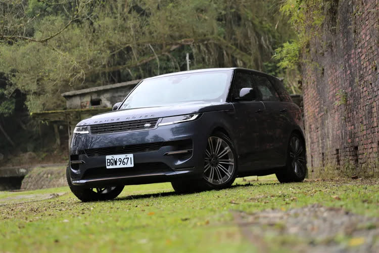 細長的頭燈組及水平式的線條，營造出Range Rover Sport都會運動扮相，更不忘透過多層次的保桿與進氣壩，帶出豪華質感與侵略氣息。林浩昇攝