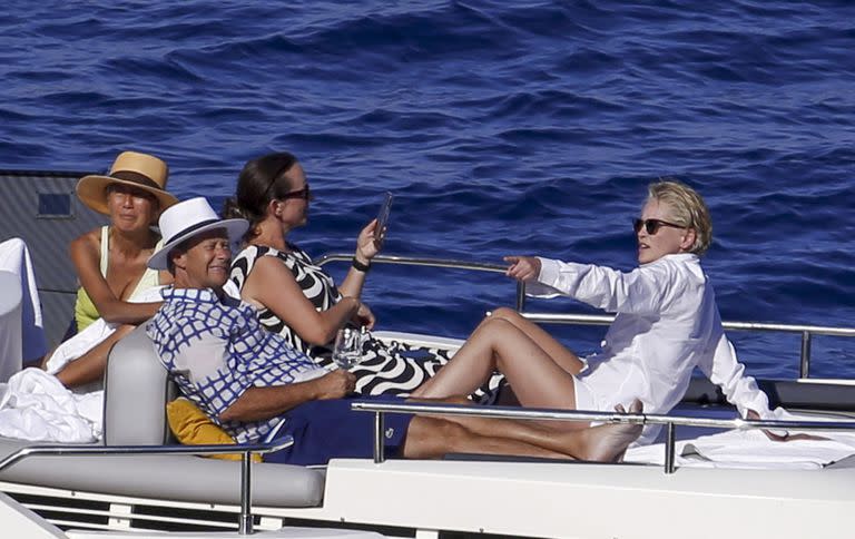 Sharon Stone sabe cómo vivir la buena vida; la actriz de 64 años disfruta de un paseo en barco con amigos durante su estadía en Sicilia, Italia