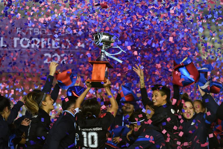 El festejo de San Lorenzo, que desbancó a Boca y se consagró campeón del fútbol femenino