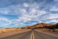 <p>Bevor Demonstranten hier irgendwelche Autos anzünden könnten, würden sie vermutlich selbst Feuer fangen. Im kalifornischen Death Valley herrschen weltweit die heißesten Temperaturen, im Jahr 1913 wurde hier ein Rekordwert von 56,7 Grad gemessen. Die politische Entourage kann dagegen in einem der klimatisierten Hotels absteigen. (Bild: ddp Images) </p>