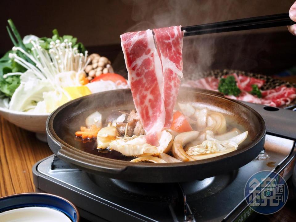 關西式壽喜燒是淺鍋半炒半煮的吃法，醬香更加濃郁。