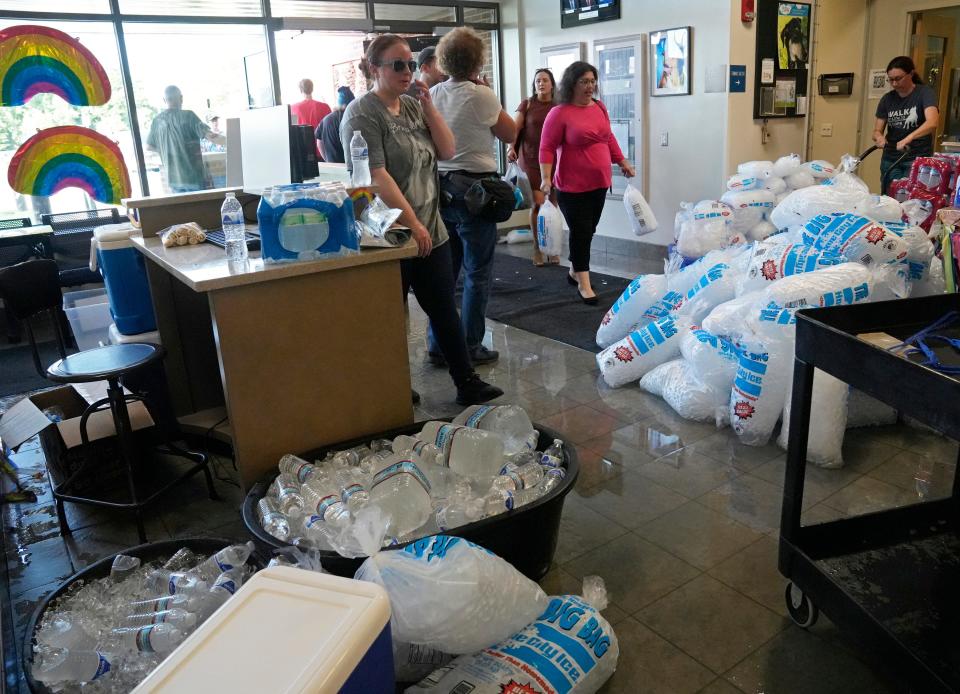 Columbus, Ohio, United States; Staff and volunteers unloaded hundreds of bags of donated ice and other supplies after the Franklin County Dog Shelter & Adoption Center lost power and had no air conditioning on Tuesday, June 14, 2022. Mandatory Credit: Barbara J. Perenic/Columbus Dispatch