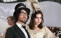 <p>Seit über zehn Jahren ist Sean Lennon in einer Beziehung mit Charlotte Kemp Muhl, die 2003 mit 16 Jahren das jüngste Model war, das je auf dem Cover der britischen Zeitschrift "Harper's and Queen" erschien. (Bild: Pascal Le Segretain/Getty Images)</p> 