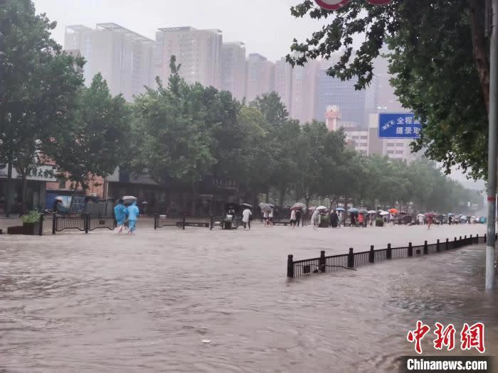 罕見暴雨致鄭州地鐵全線停運，已致12人死亡。（圖／翻攝自中新網）