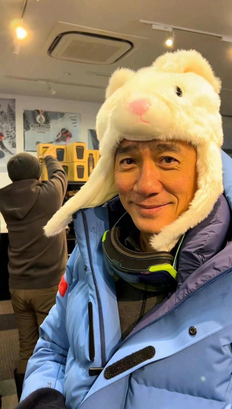 梁朝偉近日再有滑雪照流出，60歲戴上公仔頭套卻相當可愛。