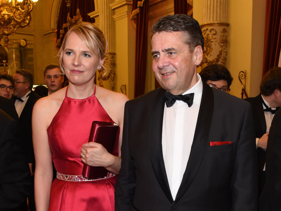 <p>Vizekanzler und Außenminister Sigmar Gabriel kam gemeinsam mit seiner Frau Anke Stadler nach Dresden. Gabriel wurde auf dem Ball mit dem St. Georgs Orden, der jedes Jahr an verdiente Persönlichkeiten verliehen wird, ausgezeichnet. In der Begründung hieß es, Gabriel setze auf Annäherung und suche das Gespräch. (Bild: ddp Images) </p>