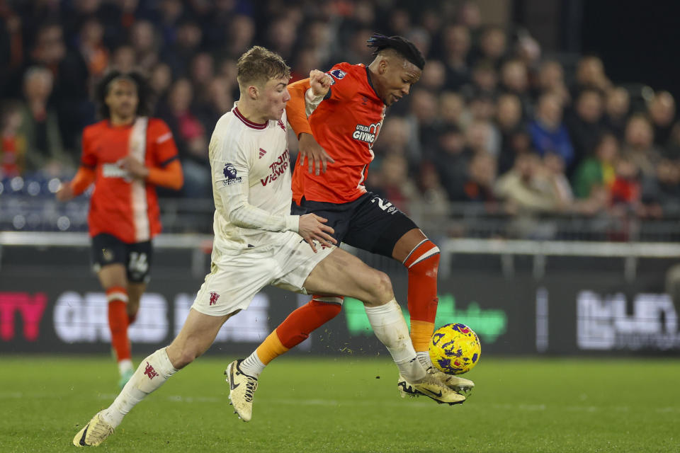 Manchester United's Rasmus Hojlund, front, duels for the ball with Luton Town's Gabriel Osho during the English Premier League soccer match between Luton Town and Manchester United at Kenilworth Road, in Luton, England, Sunday, Feb. 18, 2024. (AP Photo/Ian Walton)